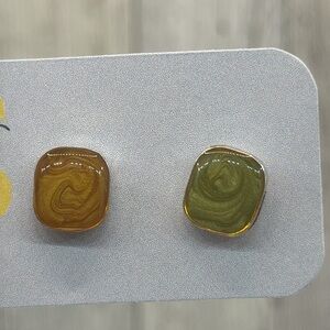 Elegant earrings with green and gold resin